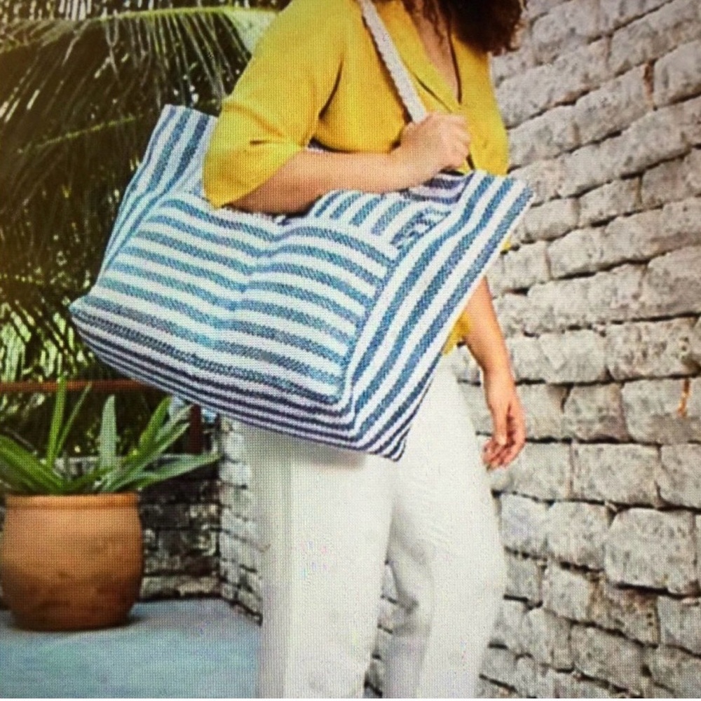 DSW Beach tote with pillow and mat - Picture 2 of 8